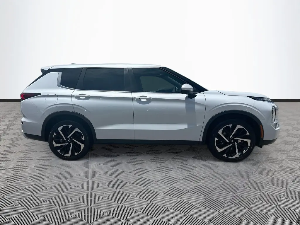 2022 Mitsubishi Outlander - $17,948