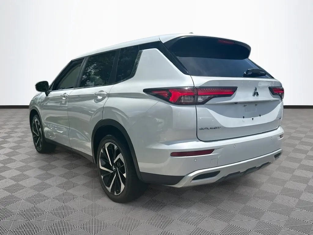 2022 Mitsubishi Outlander - $17,948