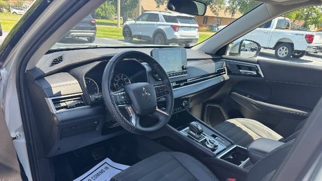 2023 Mitsubishi Outlander SE