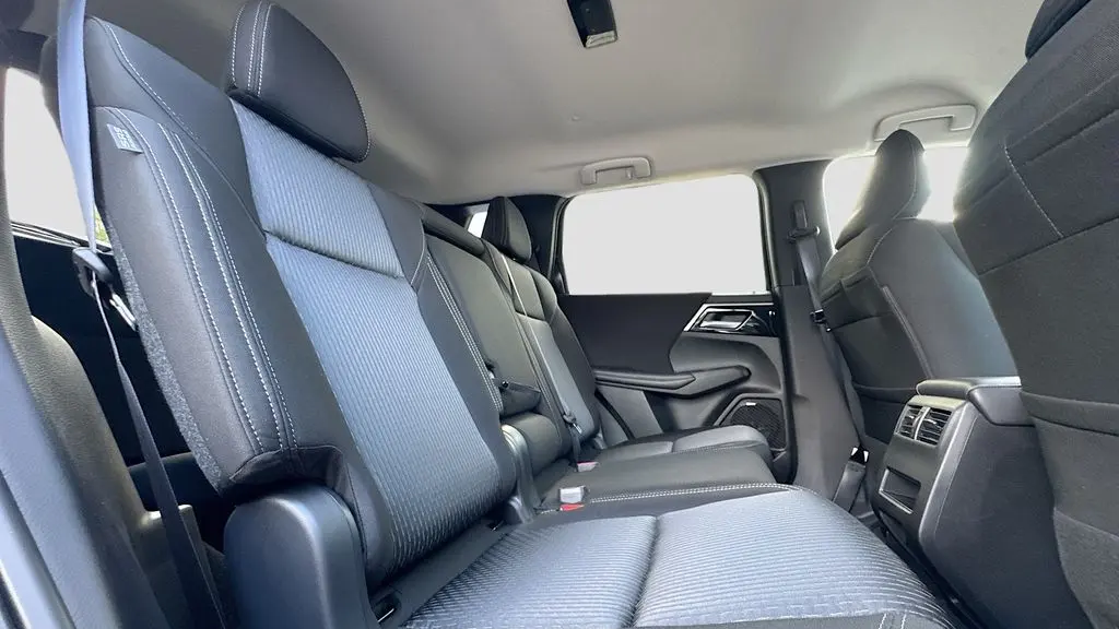 2025 Mitsubishi Outlander ES