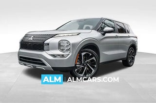 2024 Mitsubishi Outlander with Alloy Silver Metallic/Black Roof Exterior