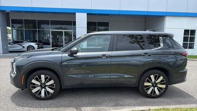2025 Mitsubishi Outlander SE