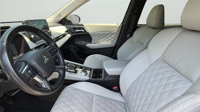 2023 Mitsubishi Outlander SE