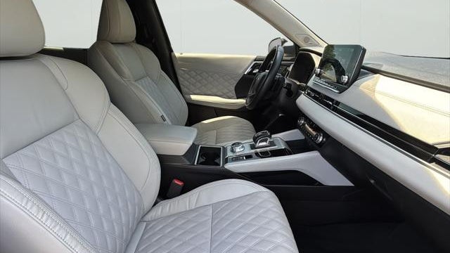 2023 Mitsubishi Outlander SE