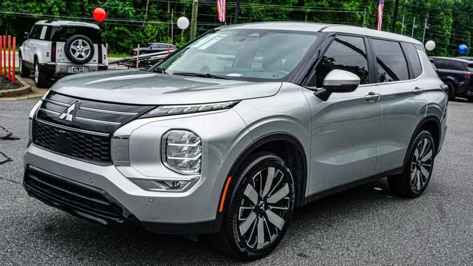 2025 Mitsubishi Outlander SE