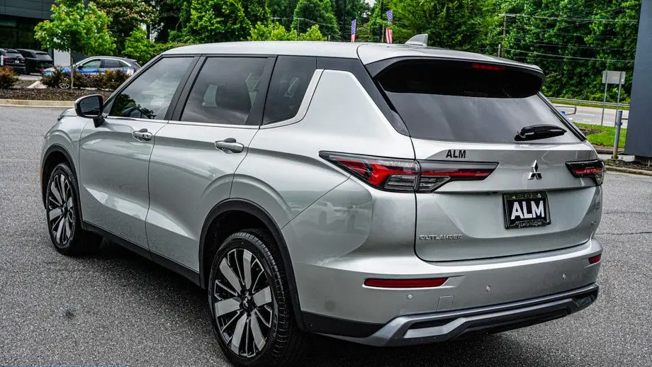 2025 Mitsubishi Outlander SE