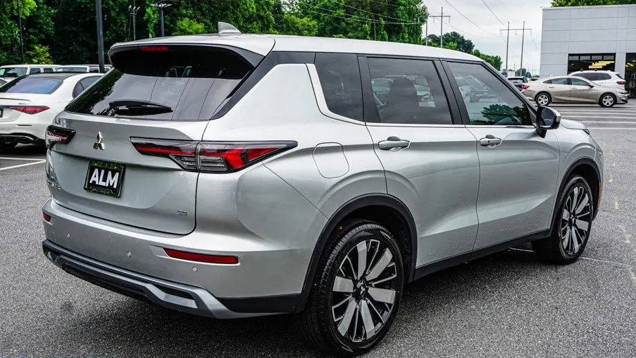 2025 Mitsubishi Outlander SE