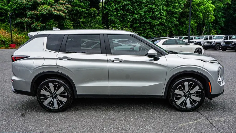 2025 Mitsubishi Outlander SE