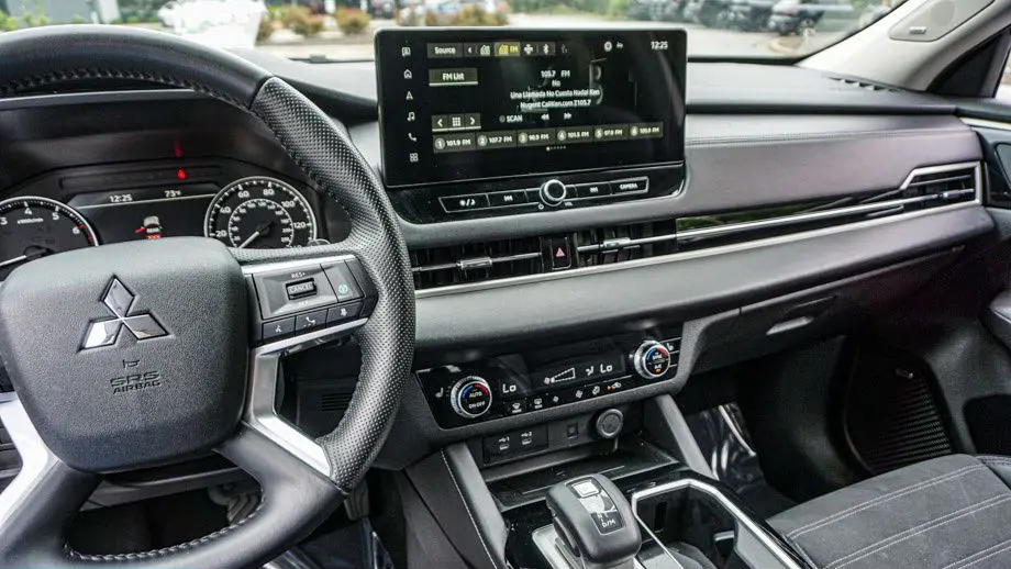 2025 Mitsubishi Outlander SE