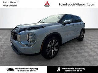 2025 Mitsubishi Outlander with White Diamond Exterior