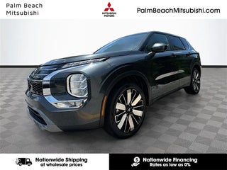2025 Mitsubishi Outlander with Graphite Gray Exterior
