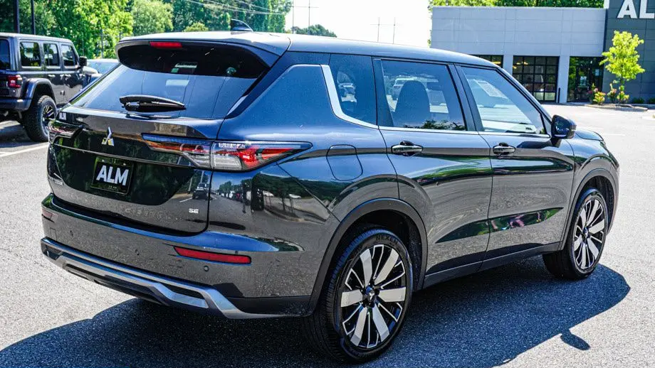 2025 Mitsubishi Outlander SE
