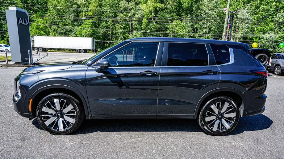 2025 Mitsubishi Outlander SE