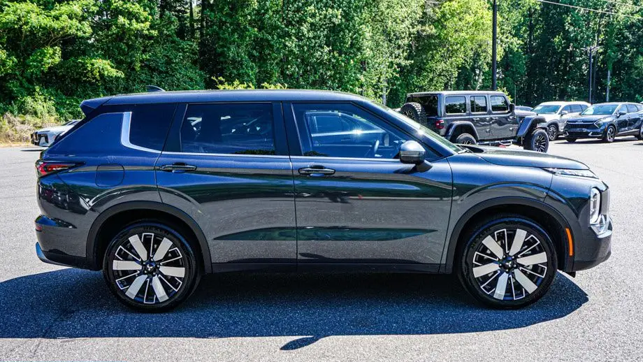 2025 Mitsubishi Outlander SE