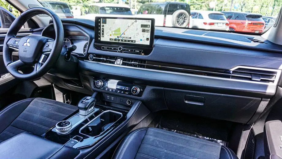 2025 Mitsubishi Outlander SE