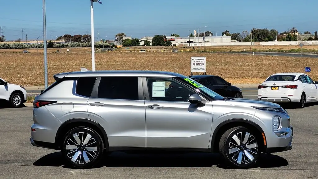 2025 Mitsubishi Outlander SE