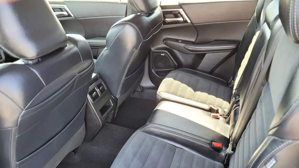 2025 Mitsubishi Outlander SE