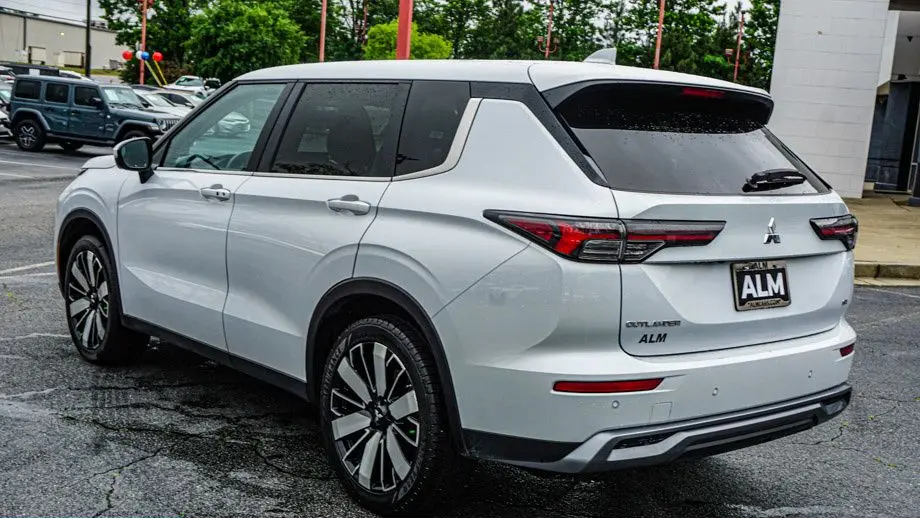 2025 Mitsubishi Outlander SE