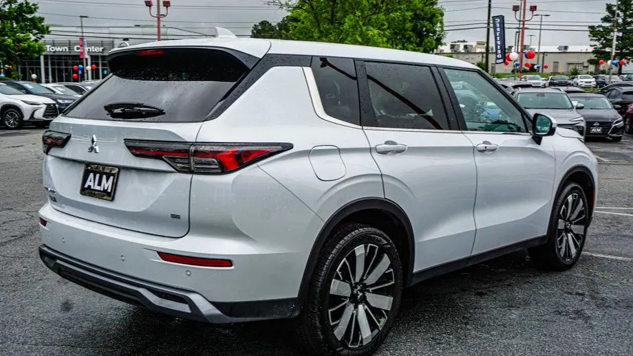 2025 Mitsubishi Outlander SE