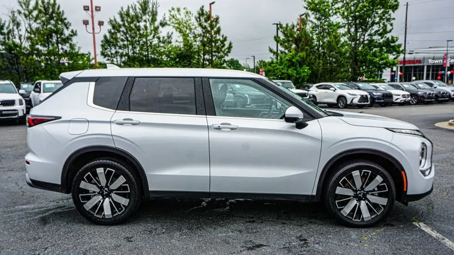 2025 Mitsubishi Outlander SE