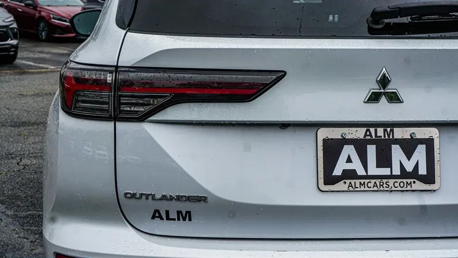 2025 Mitsubishi Outlander SE