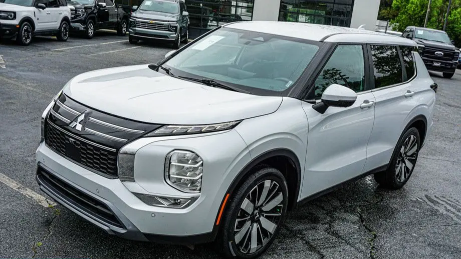 2025 Mitsubishi Outlander SE