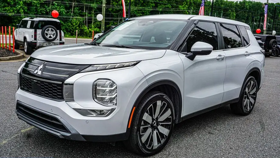 2025 Mitsubishi Outlander SE