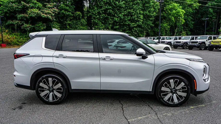2025 Mitsubishi Outlander SE