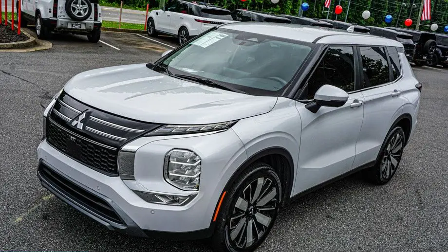 2025 Mitsubishi Outlander SE