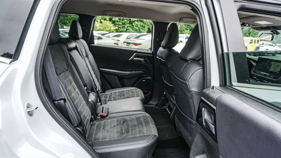 2025 Mitsubishi Outlander SE