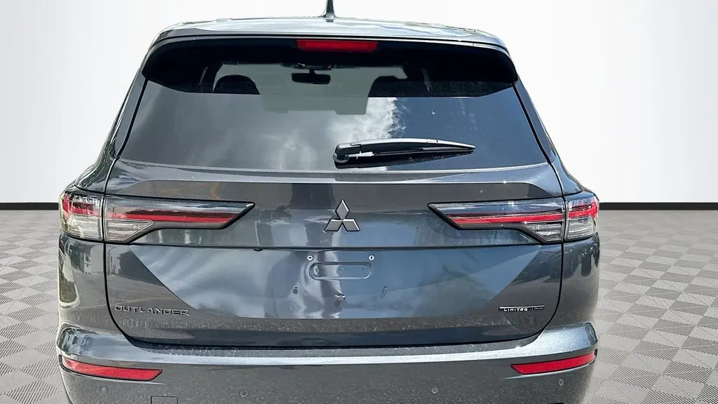 2026 Mitsubishi Outlander LE
