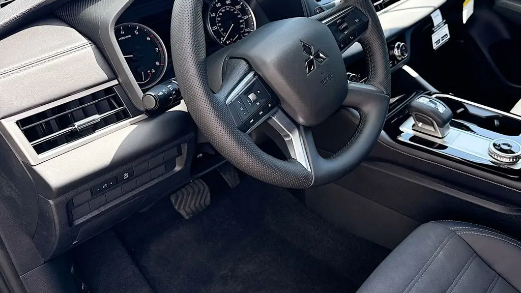 2026 Mitsubishi Outlander LE