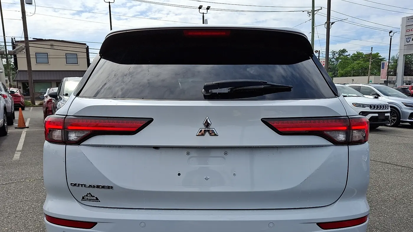 2022 Mitsubishi Outlander ES