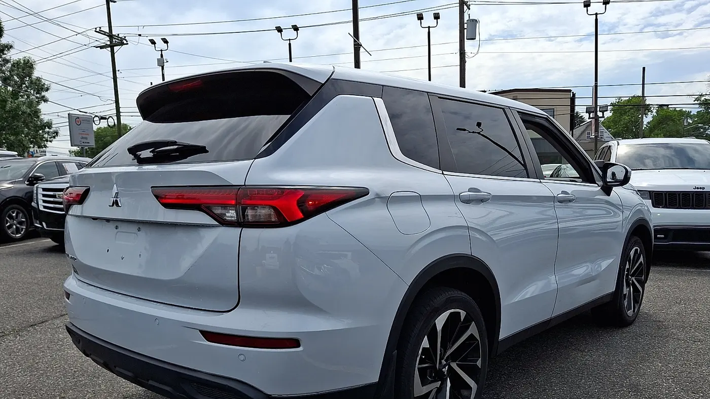 2022 Mitsubishi Outlander ES