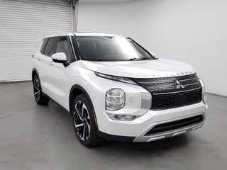 2022 Mitsubishi Outlander with White Diamond Exterior
