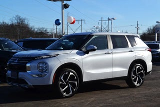 2022 Mitsubishi Outlander with White Diamond Exterior