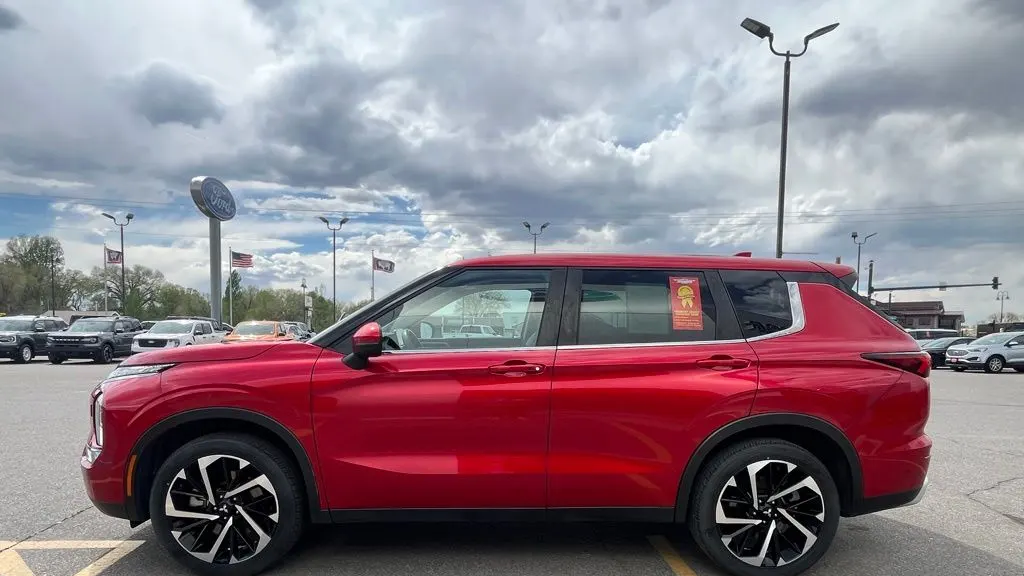 2023 Mitsubishi Outlander SE