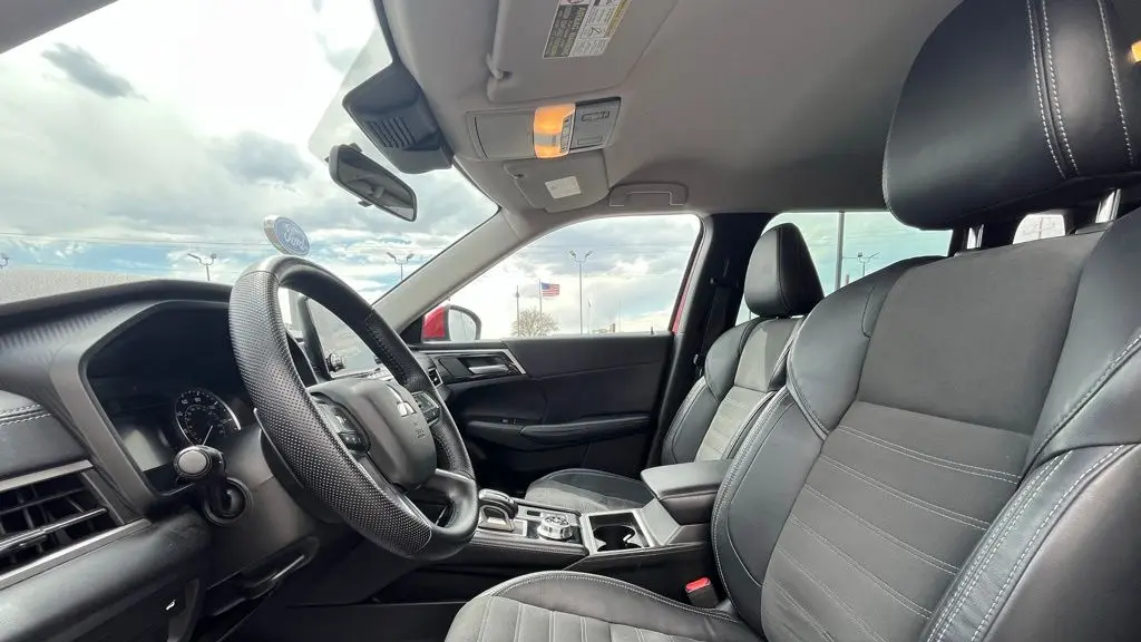 2023 Mitsubishi Outlander SE