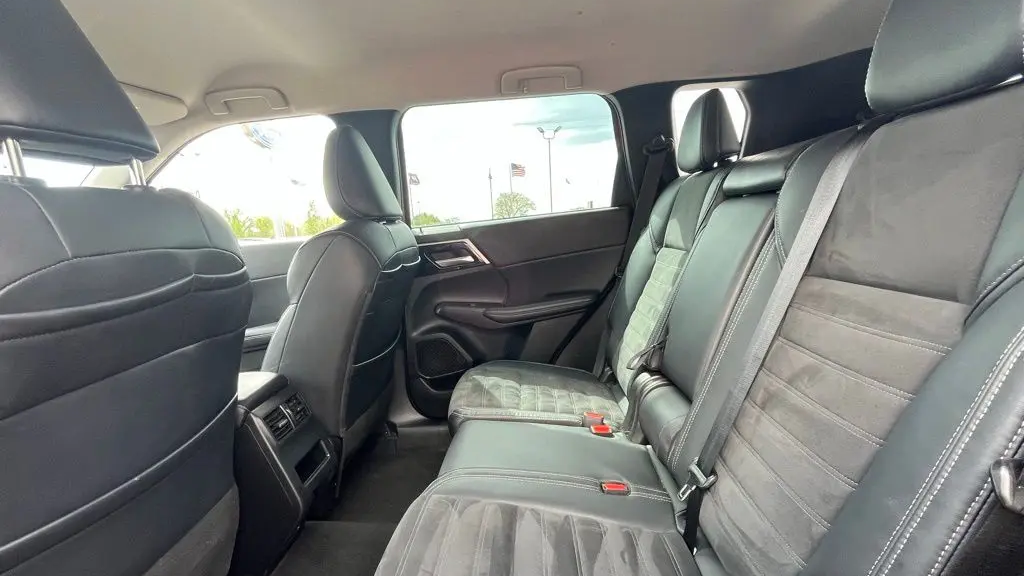 2023 Mitsubishi Outlander SE