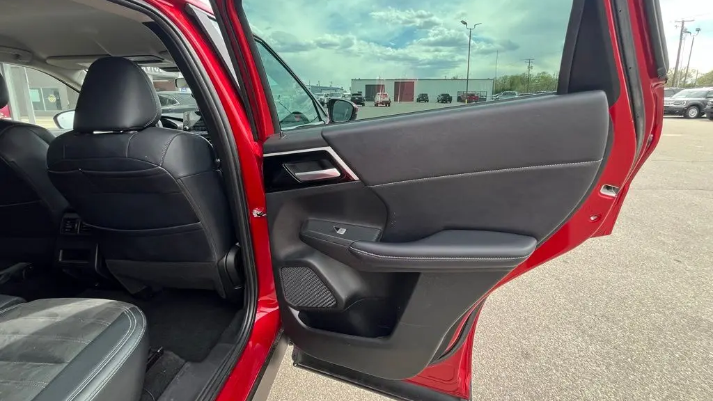 2023 Mitsubishi Outlander SE