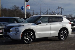 2022 Mitsubishi Outlander with White Diamond Exterior