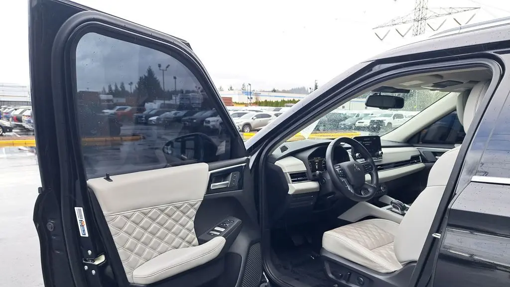 2023 Mitsubishi Outlander SE