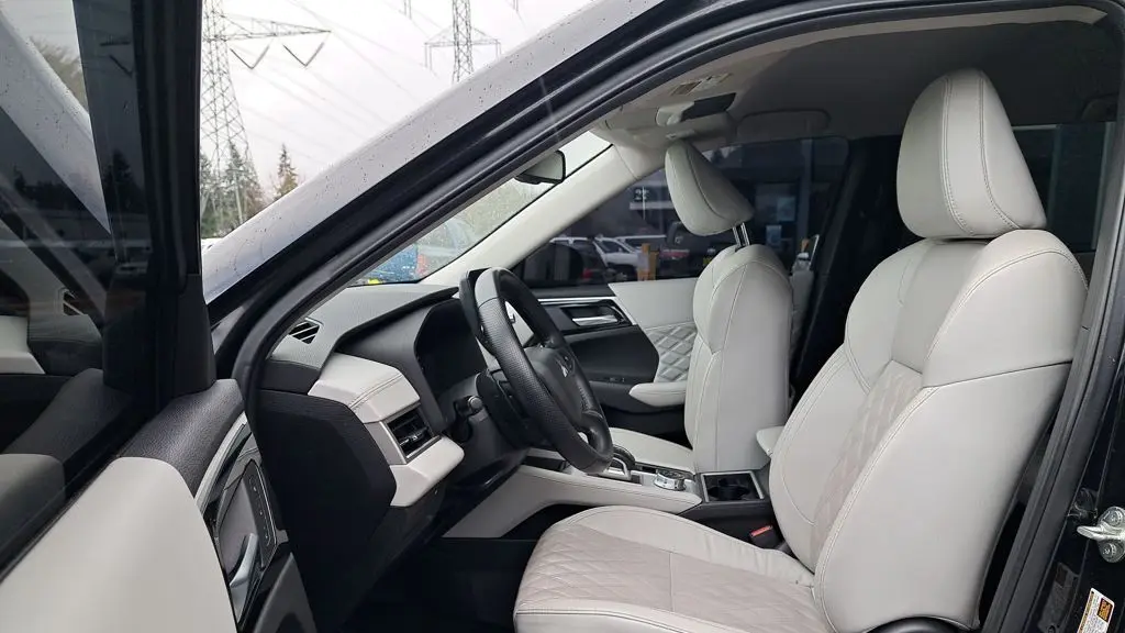 2023 Mitsubishi Outlander SE