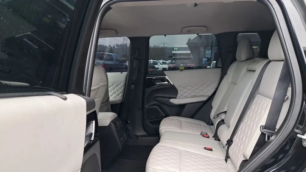 2023 Mitsubishi Outlander SE