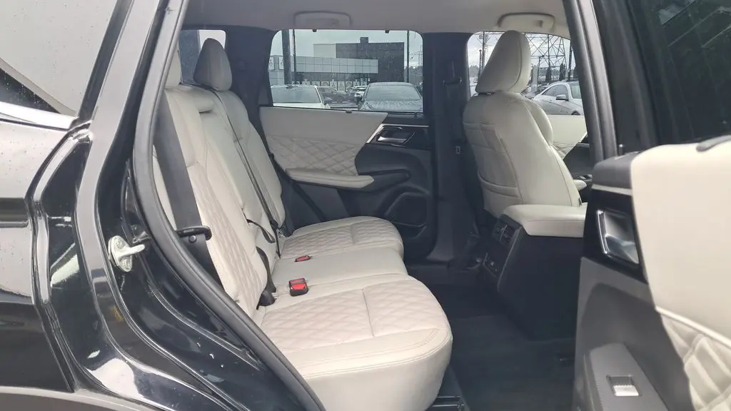 2023 Mitsubishi Outlander SE