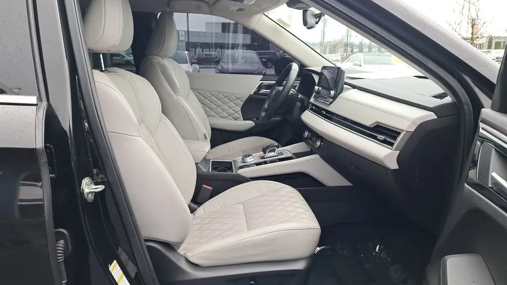 2023 Mitsubishi Outlander SE