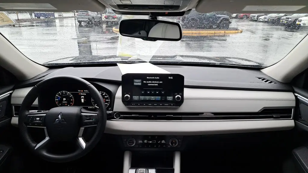 2023 Mitsubishi Outlander SE