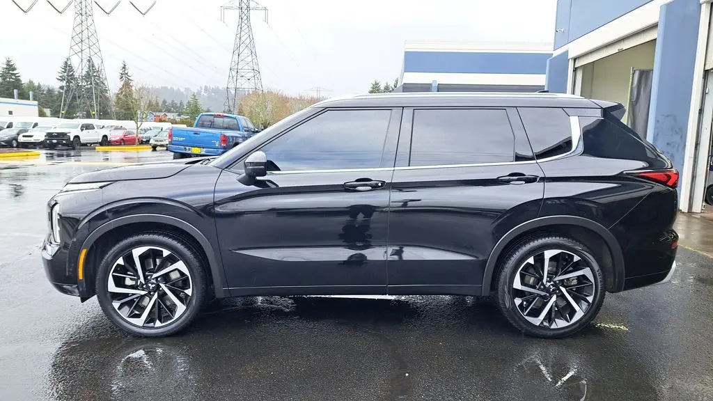 2023 Mitsubishi Outlander SE