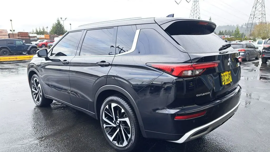 2023 Mitsubishi Outlander SE