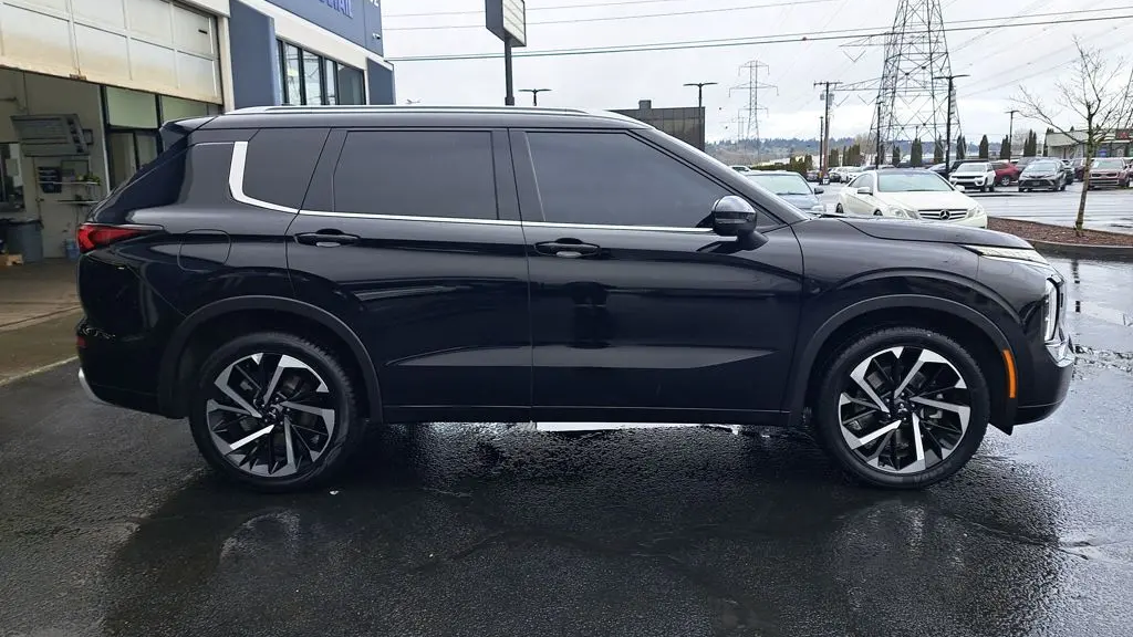2023 Mitsubishi Outlander SE